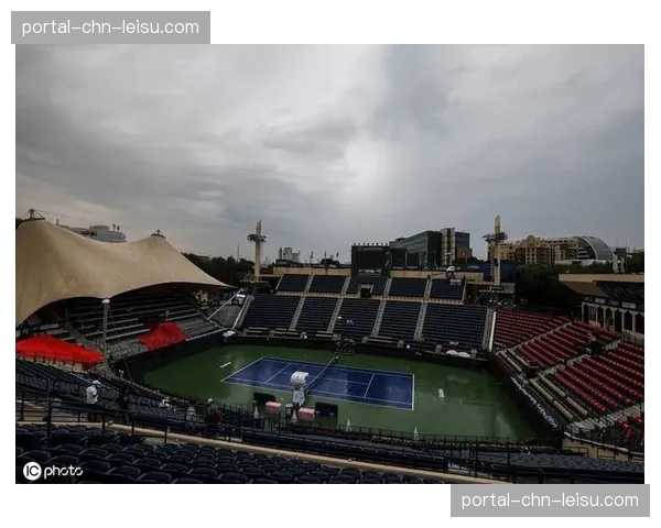 伊蒂哈德球场出现短暂断电，比赛中断十分钟后恢复